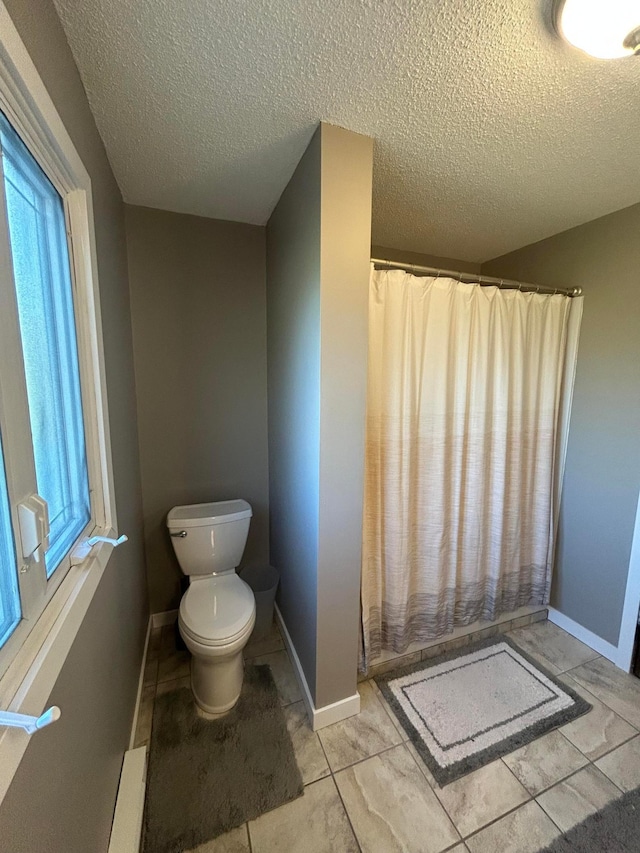7424 Ely Lake Dr, Fayal Twp, MN 55734 - bathroom with toilet, a textured ceiling, curtained shower, and baseboards