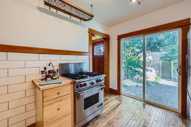 984 Milton St N, Saint Paul, MN 55103 - kitchen featuring high end range, light wood-type flooring, and tasteful backsplash