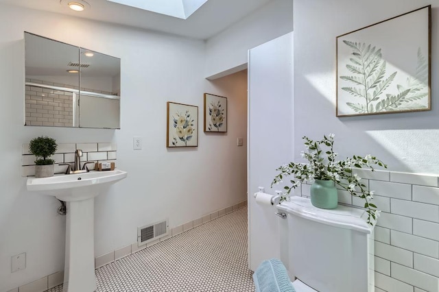 984 Milton St N, Saint Paul, MN 55103 - bathroom with a skylight and tile patterned flooring