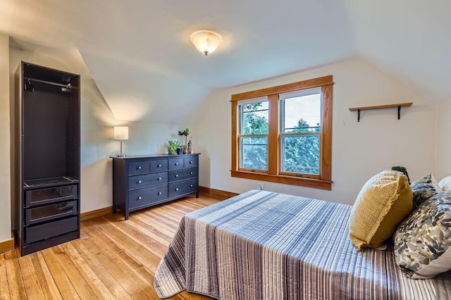 984 Milton St N, Saint Paul, MN 55103 - bedroom featuring light wood finished floors and lofted ceiling