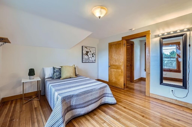 984 Milton St N, Saint Paul, MN 55103 - bedroom with light wood finished floors and lofted ceiling