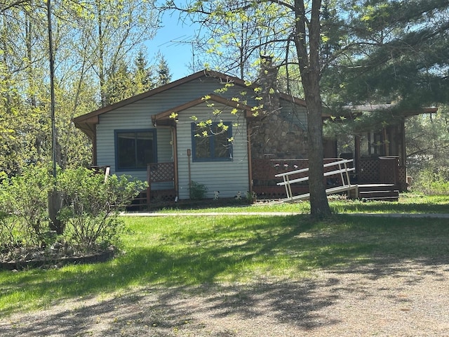view of front of property featuring a front yard