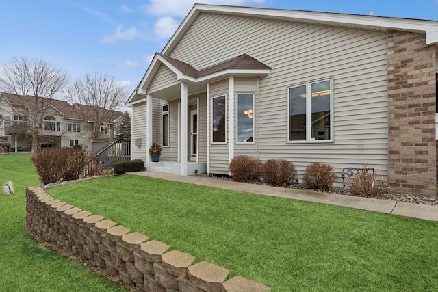 view of front of property featuring a front yard