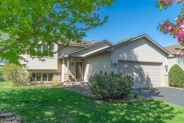 1434 Benson Blvd E, Stillwater, MN 55082 - split level home featuring an attached garage, a front yard, and driveway