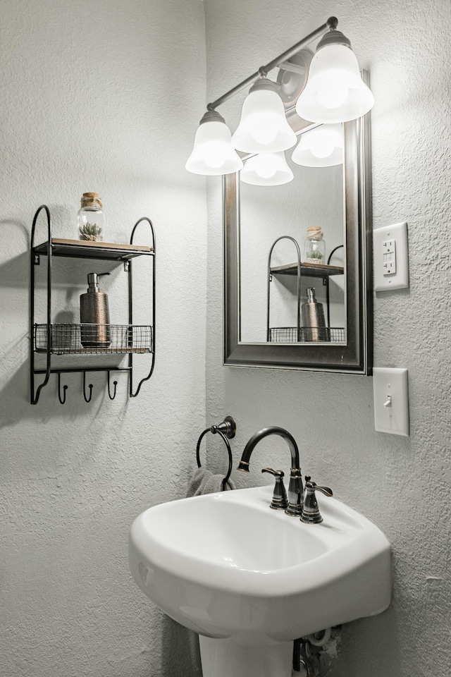 1541 Charles Ave, Saint Paul, MN 55104 - bathroom with a sink