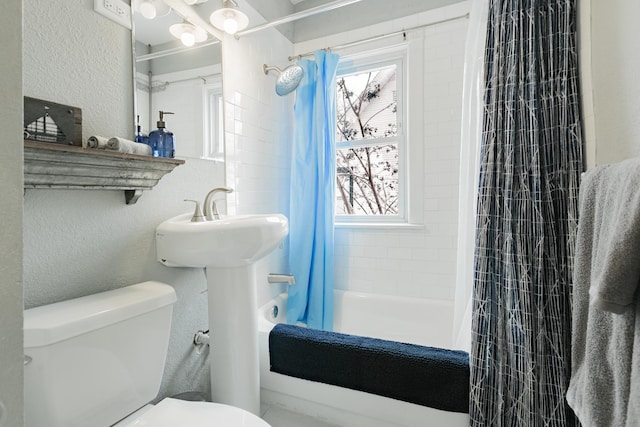 1541 Charles Ave, Saint Paul, MN 55104 - full bathroom with toilet, a textured wall, and shower / tub combo with curtain