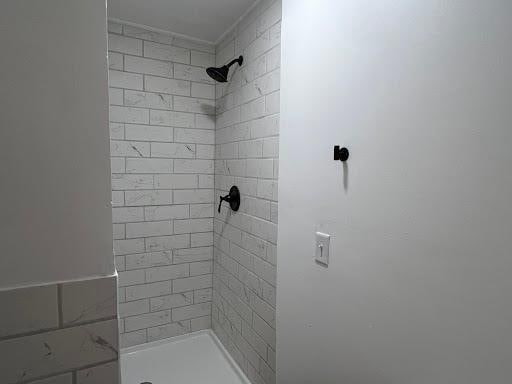 1541 Charles Ave, Saint Paul, MN 55104 - full bath with a tile shower