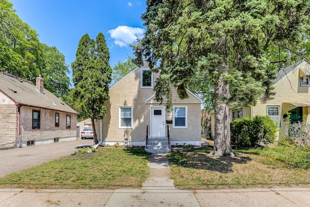 view of front of property featuring stucco siding and a front lawn