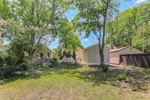 view of yard with an outbuilding