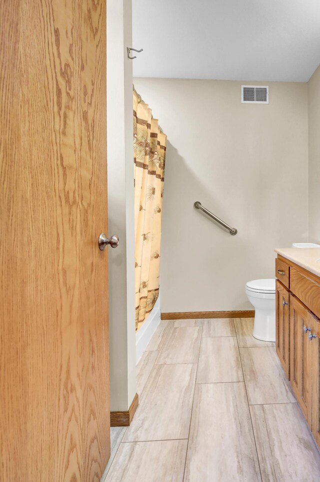 809 3rd Ave SE, Cold Spring, MN 56320 - full bath with toilet, vanity, a shower with curtain, and baseboards