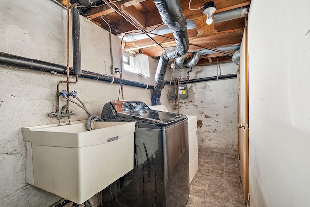 2911 California St NE, Minneapolis, MN 55418 - washroom with washing machine and clothes dryer