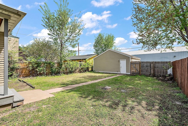 2911 California St NE, Minneapolis, MN 55418 - view of yard with an outdoor structure