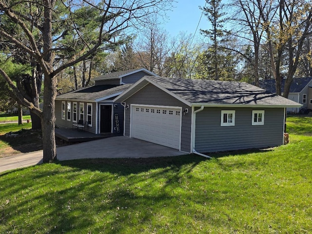 view of front facade featuring a garage, a front yard, and concrete driveway
