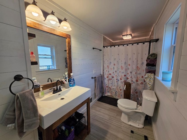 full bath featuring toilet, vanity, a shower with curtain, and wood finished floors