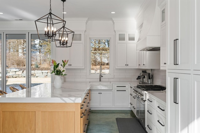 4898 County Road 6, Independence, MN 55359 - kitchen with high end stainless steel range oven, custom range hood, a chandelier, a sink, and backsplash