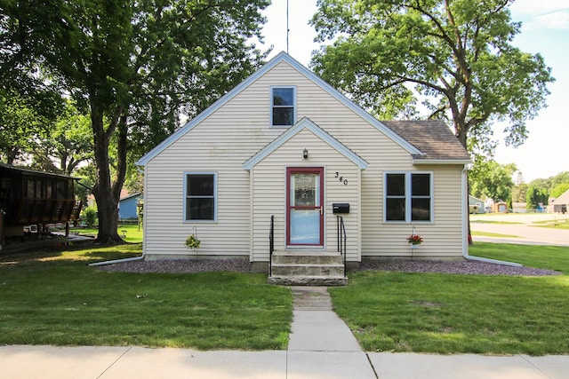 340 5th Ave SW, Hutchinson, MN 55350 - bungalow featuring a front yard