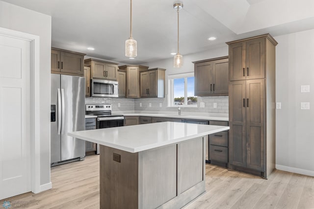 kitchen featuring stainless steel appliances, tasteful backsplash, light wood-style flooring, and recessed lighting