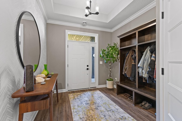 mudroom with wood finished floors, a tray ceiling, a chandelier, and baseboards