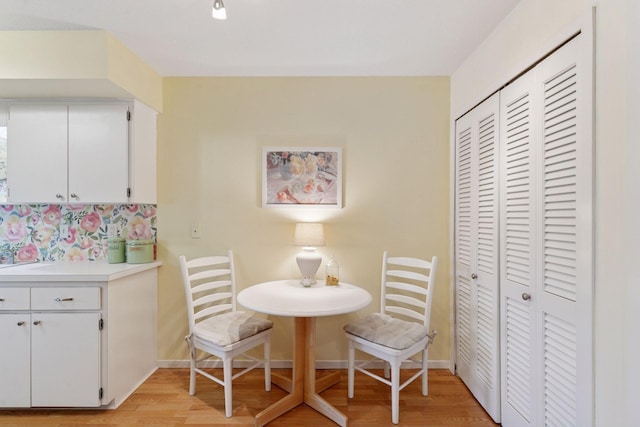 3412 Oak Ridge Rd Unit 317, Minnetonka, MN 55305 - dining area with light wood-style floors and baseboards