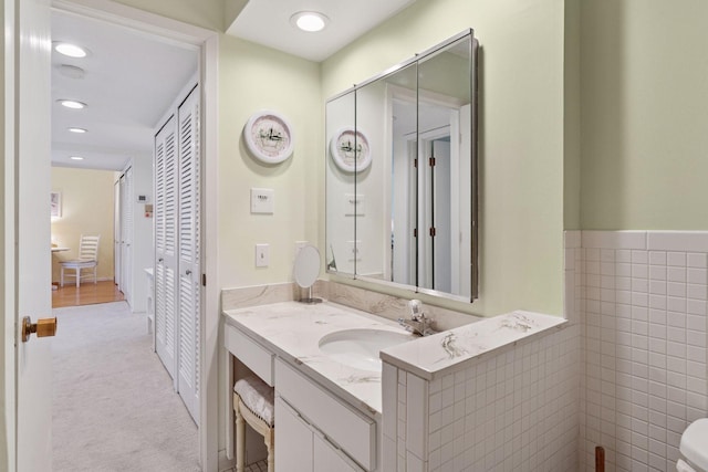 3412 Oak Ridge Rd Unit 317, Minnetonka, MN 55305 - bathroom with vanity, toilet, recessed lighting, and tile walls