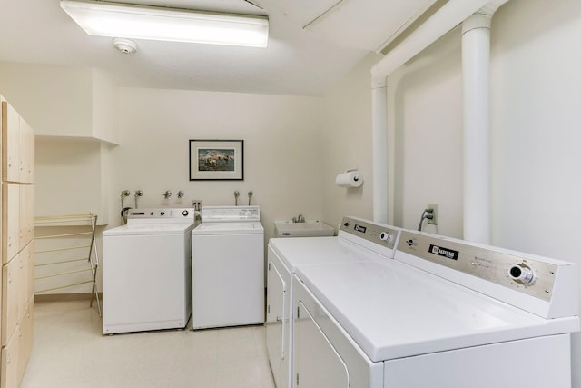 3412 Oak Ridge Rd Unit 317, Minnetonka, MN 55305 - laundry area featuring independent washer and dryer