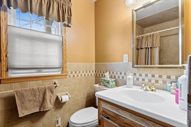 full bath featuring toilet, vanity, and a shower with shower curtain