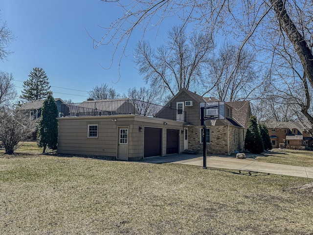 view of front of home featuring driveway, a garage, and a front lawn
