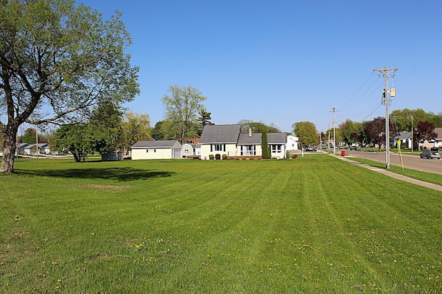 view of green lawn
