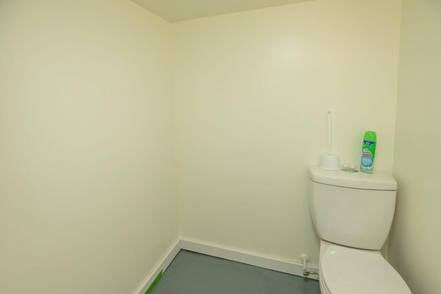 bathroom featuring toilet and baseboards