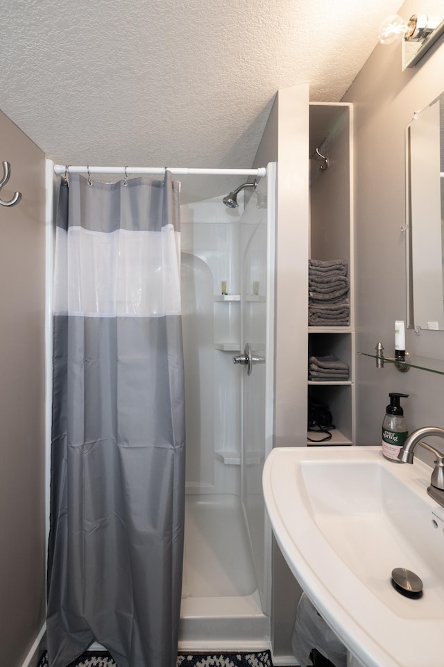 504 Buchanan St, Red Wing, MN 55066 - bathroom with curtained shower, a sink, and a textured ceiling