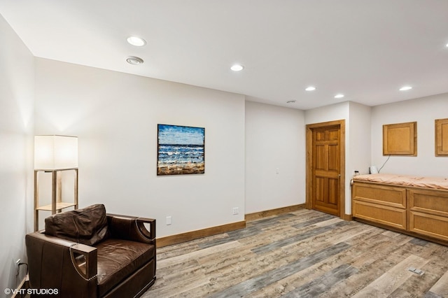 820 Vineland Ct, Chanhassen, MN 55317 - sitting room featuring light wood-type flooring, recessed lighting, and baseboards