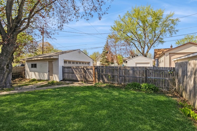 view of yard featuring an outdoor structure