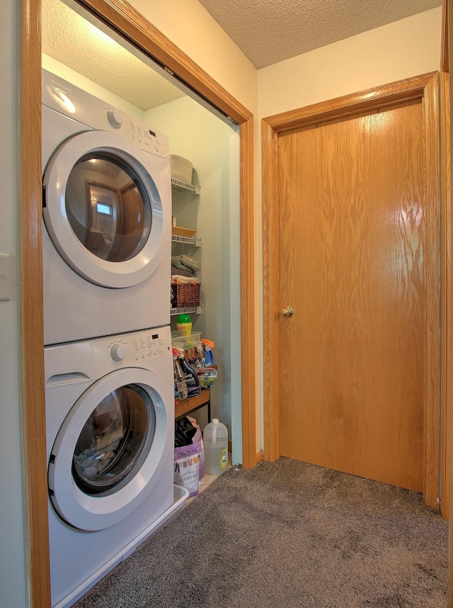 910 Shady Ridge Ln, Braham, MN 55006 - washroom featuring stacked washer / drying machine, carpet flooring, and a textured ceiling