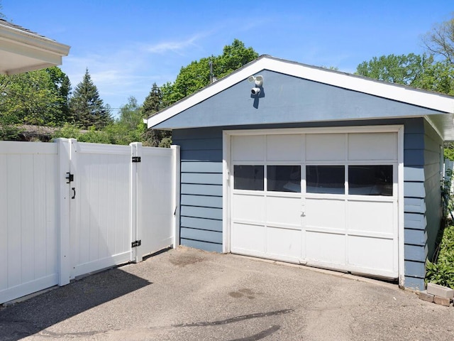 10308 Belmont Rd, Minnetonka, MN 55305 - detached garage featuring a gate and fence