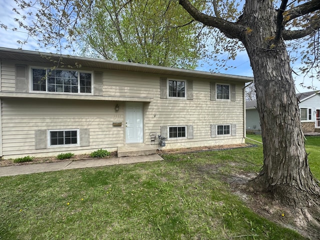 view of front of home featuring a front lawn
