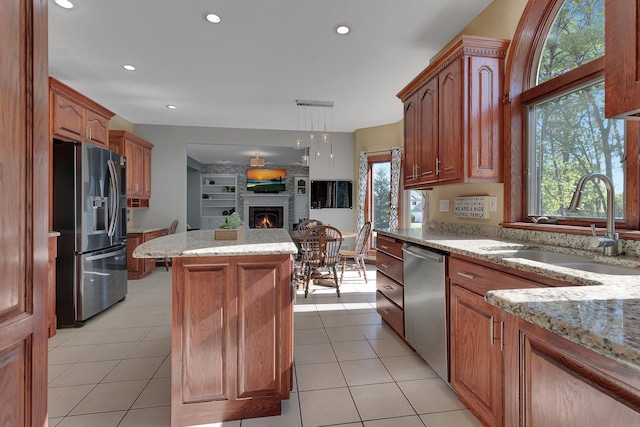 kitchen featuring stainless steel appliances, a center island, a sink, healthy amount of natural light, and recessed lighting