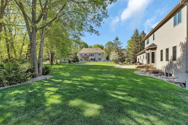 view of green lawn