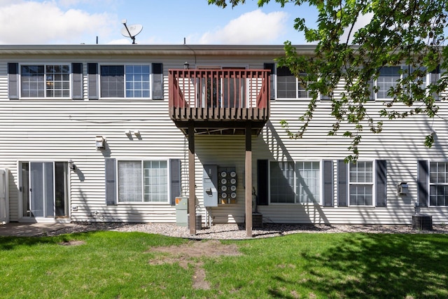 1515 Yorkshire Ln, Shakopee, MN 55379 - back of property with a yard and a balcony