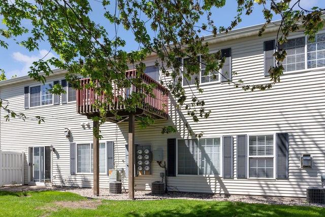 1515 Yorkshire Ln, Shakopee, MN 55379 - back of property featuring central air condition unit and a balcony