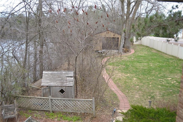 view of yard featuring an outdoor structure and a storage shed