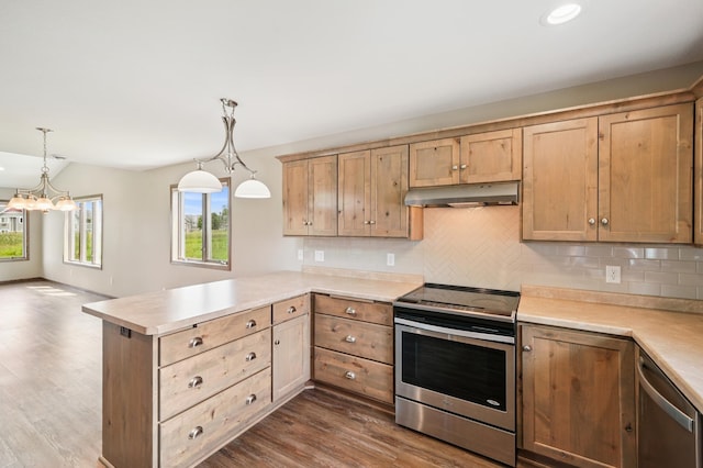 1516 Ranger Dr, Glencoe, MN 55336 - kitchen featuring appliances with stainless steel finishes, under cabinet range hood, a peninsula, light countertops, and vaulted ceiling