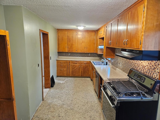 103 Bloomer St E, Morristown, MN 55052 - kitchen featuring gas range, under cabinet range hood, backsplash, a sink, and a textured ceiling