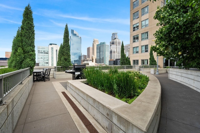 view of home's community featuring a skyline view