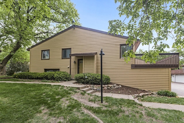 135 Eagle Lake Dr, Maple Grove, MN 55369 - tri-level home with a front lawn