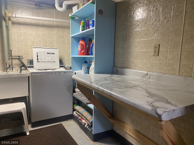 2828 Matilda St, Roseville, MN 55113 - washroom with washer / clothes dryer