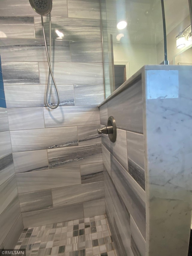 2828 Matilda St, Roseville, MN 55113 - full bath with a tile shower