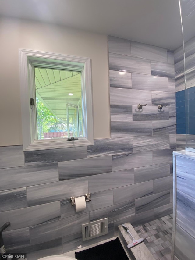 2828 Matilda St, Roseville, MN 55113 - bathroom featuring a tile shower