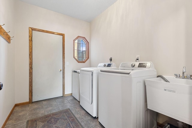 1284 Otter Ridge Rd, White Bear Twp, MN 55110 - laundry room featuring independent washer and dryer and baseboards