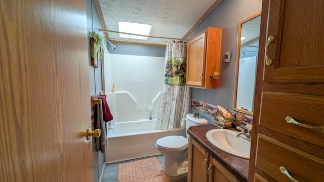full bathroom featuring toilet, shower / bath combo, vanity, and crown molding
