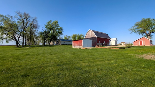 view of grassy yard with an outdoor structure and a garage